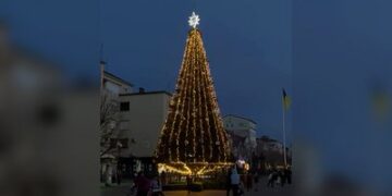У Мукачеві запалили вогні новорічного дерева — Суспільне Ужгород