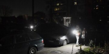 Час вимкнень світла в більшості регіонів України зменшився. Чи збережеться тенденція?