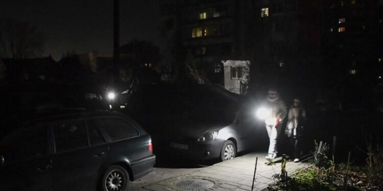 Час вимкнень світла в більшості регіонів України зменшився. Чи збережеться тенденція?