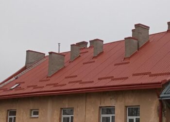 Економіка: За кошти міста відновили покрівлю на одному з будинків, які пошкодила Росія