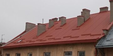 Економіка: За кошти міста відновили покрівлю на одному з будинків, які пошкодила Росія