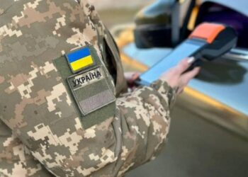 Виїзд за кордон для чоловіків по-новому з 1 січня 2026 року: який документ має бути — Закарпаття