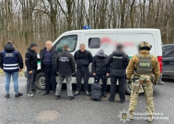 На Берегівщині викрили керівника банку, який організував схему перевезення ухилянтів у бронекапсулі інкасаторського авто –