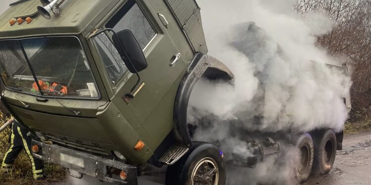 На Хустщині під час руху загорівся КАМАЗ (ФОТО)