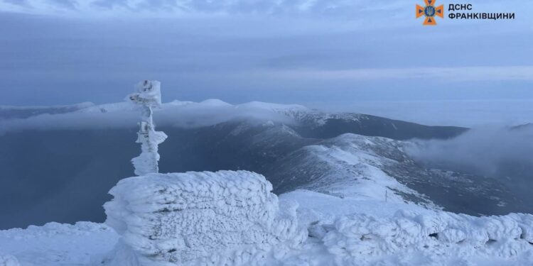 Рятувальники попереджають про мороз та вітер у Карпатах (ФОТО)