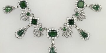 Росіяни поширюють фейк, що викрадені коштовності Лувру нібито знайшли в будинку Міндіча