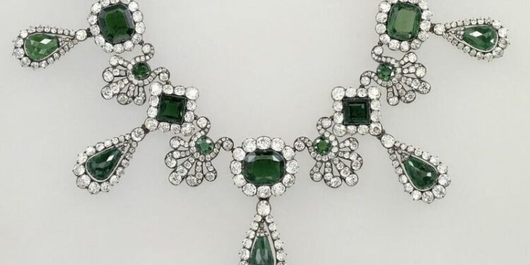 Росіяни поширюють фейк, що викрадені коштовності Лувру нібито знайшли в будинку Міндіча