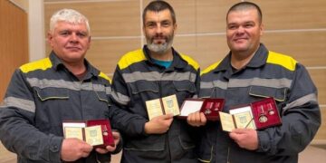 Троє енергетиків ДТЕК здобули відзнаки від КМВА за ремонти після обстрілів