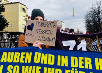 У Мукачеві провели акцію на підтримку полонених та зниклих безвісти військових (ФОТО)