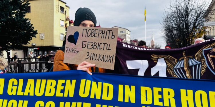 У Мукачеві провели акцію на підтримку полонених та зниклих безвісти військових (ФОТО)