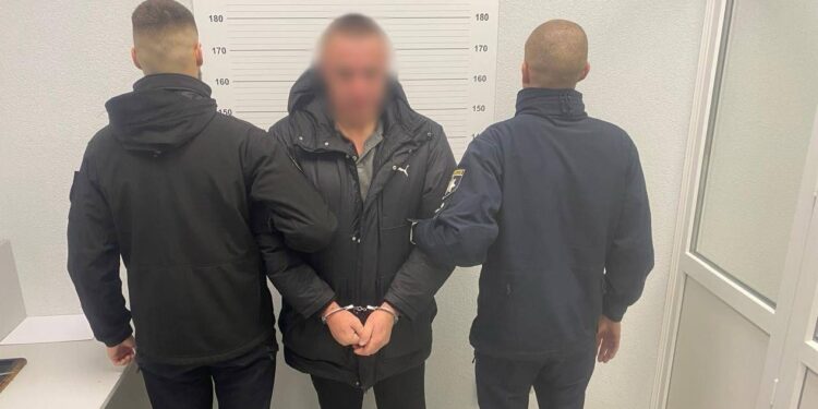 В Ужгороді затримали чоловіка, який під час візиту «в гості» пограбував жінку (ФОТО)