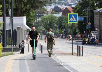 Економіка: Наїзди на людей у Львові. Місто готує звернення до Уряду з врегулювання руху електросамокатів