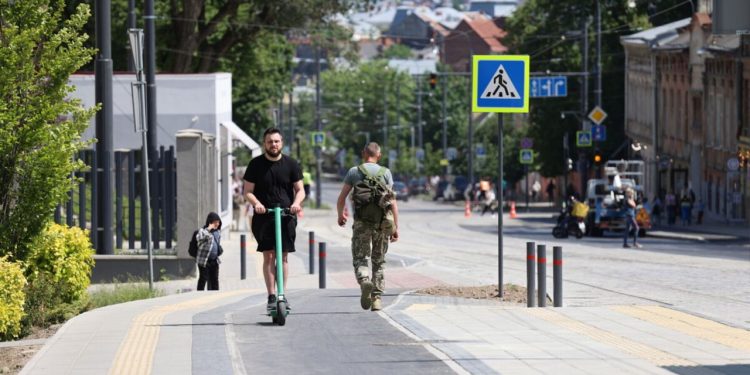Економіка: Наїзди на людей у Львові. Місто готує звернення до Уряду з врегулювання руху електросамокатів