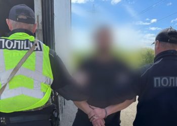Поліція Закарпаття зупинила вантажівку після стрілянини по колесах (ФОТО)