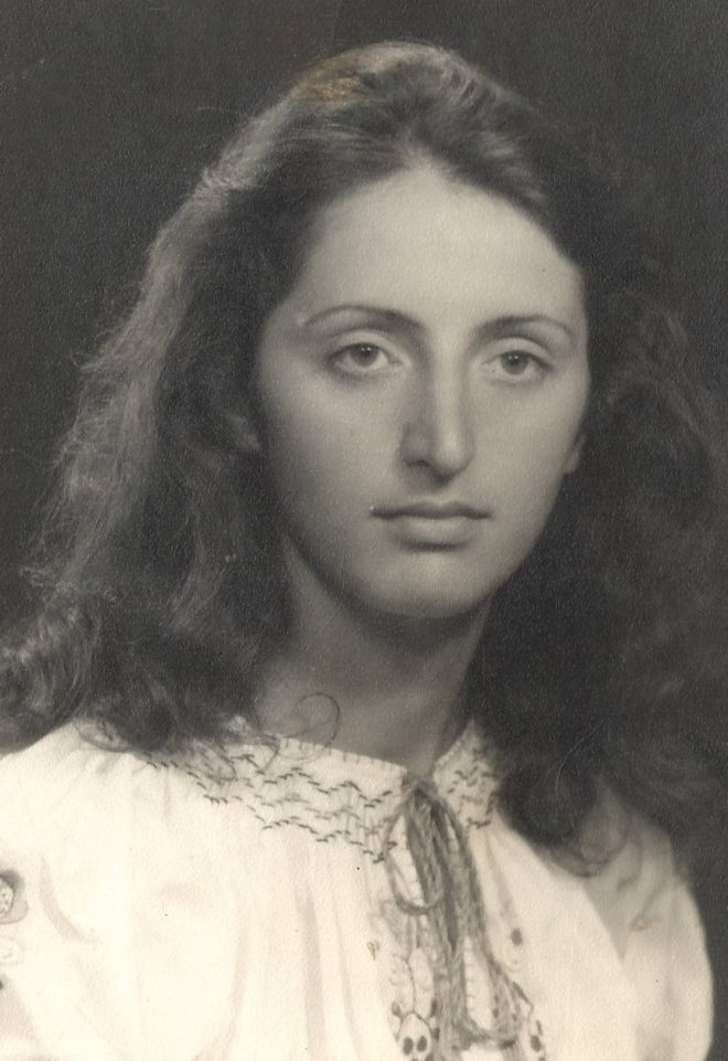 2. Христина Керита першокурсниця філологічного факультету УжДУ, 1977 рік