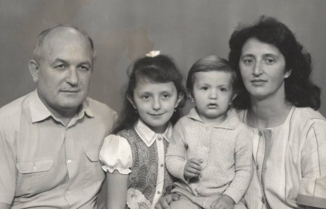 8... Христина Керита з чоловіком Василем Вароді, донькою Терезкою та сином Василем, 1990 рік