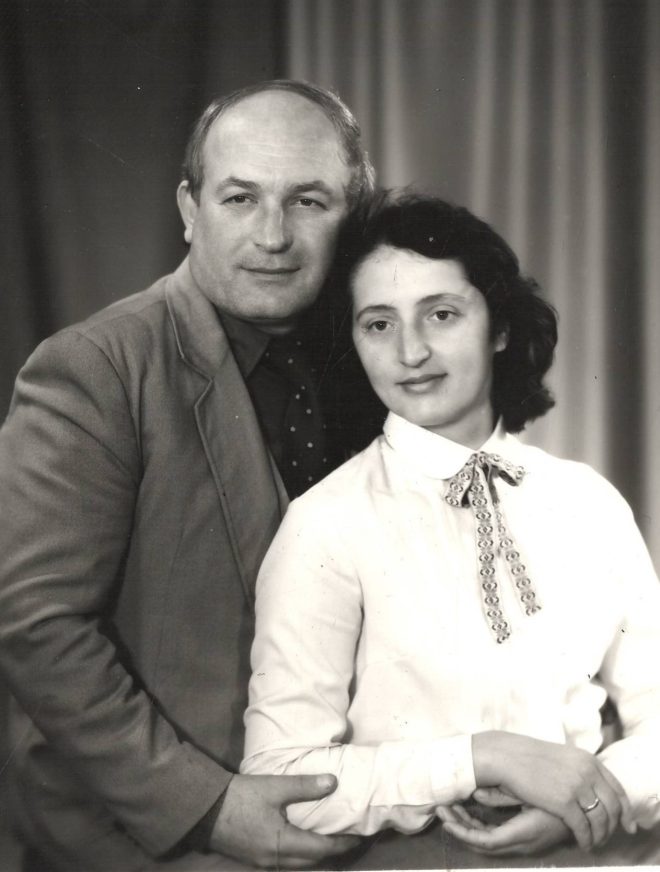 4. З чоловіком, поетом Василем Вароді, середина 1980 х